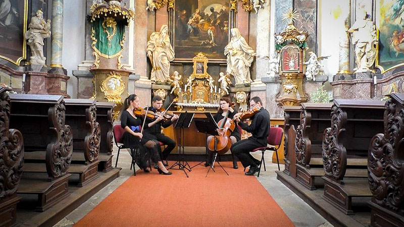 Hudební vystoupení Královéhradeckého kvarteta k výročí svatby v kapli Zjevení Páně ve Smiřicích