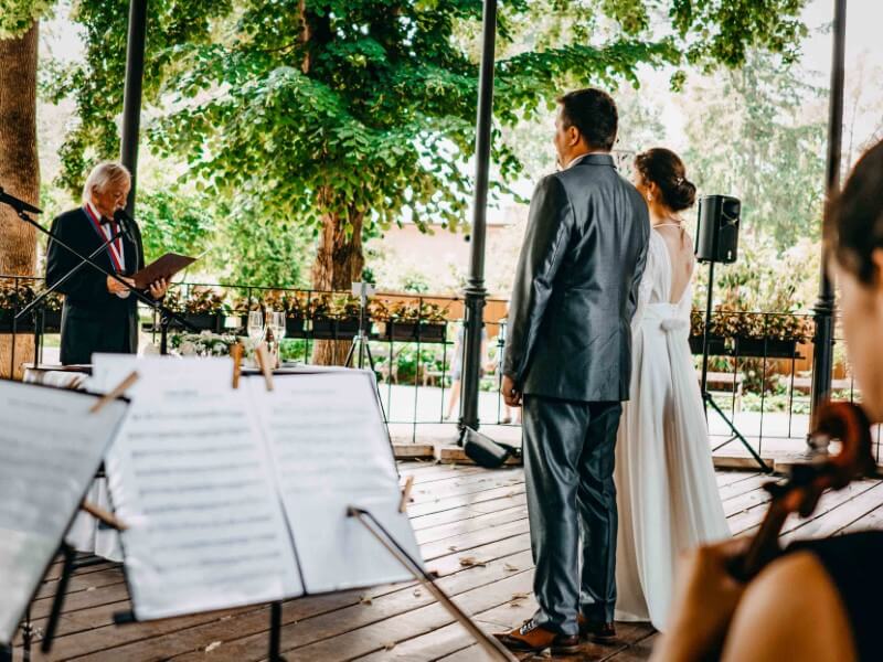 Královéhradecké kvarteto při svatebním obřadu v klášterních zahradách v Broumově