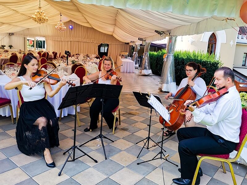 Hudební vystoupení Královéhradeckého kvarteta na svatební hostině v zámeckém hotelu Chateau St. Havel v Praze